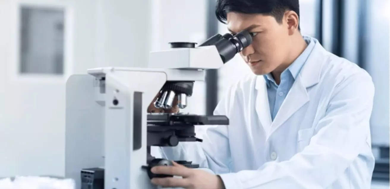 como focalizar o microscópio usando a objetiva de menor aumento