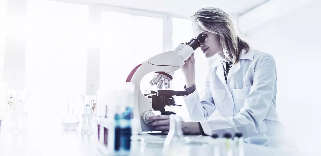 Preparação do microscópio para uso antes da focalização da amostra