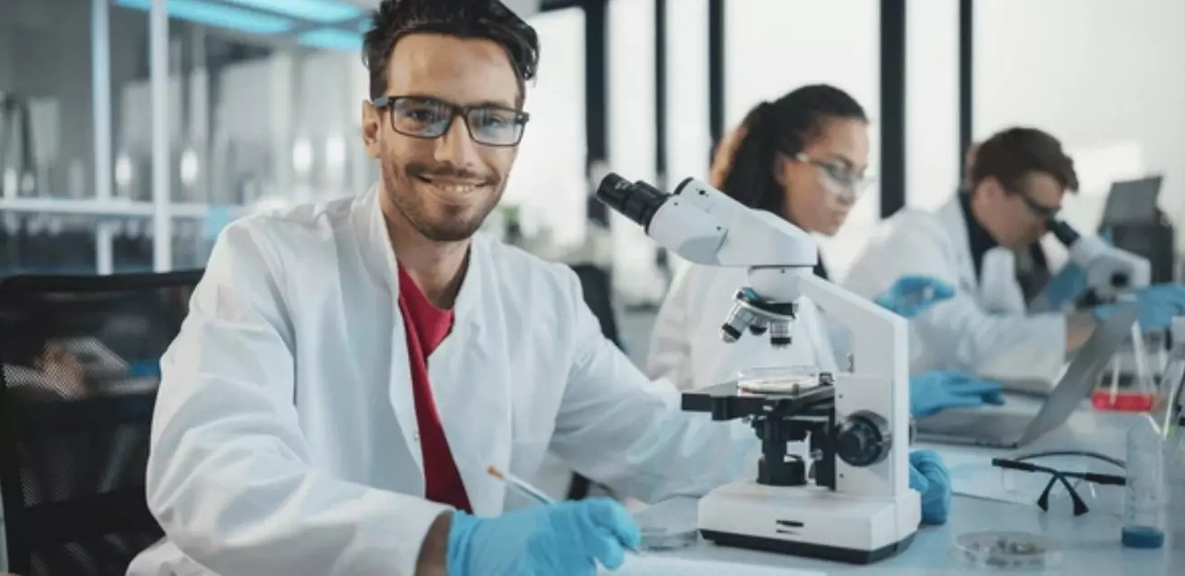 Cuidados com o Microscópio Após o Uso Cuidados com o microscópio após o uso em laboratório