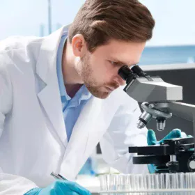 Profissional ajustando o microscópio para reduzir a fadiga ocular