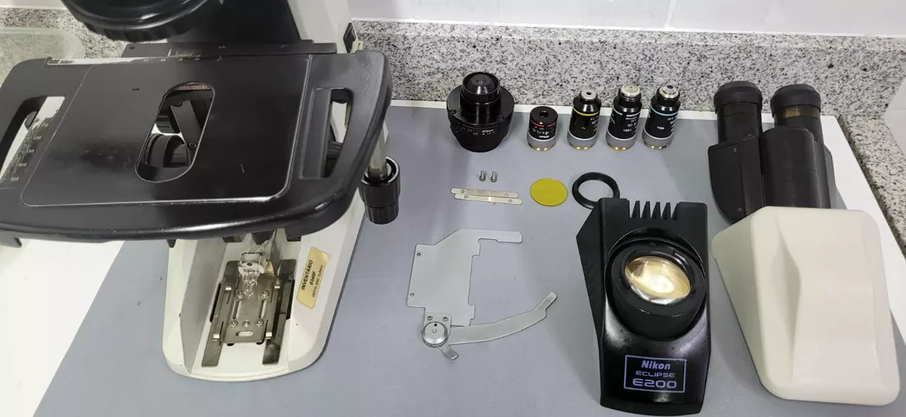 Microscópio após recuperação, descontaminação e ajustes técnicos