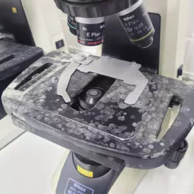 Microscópio contaminado por fungos antes da recuperação técnica