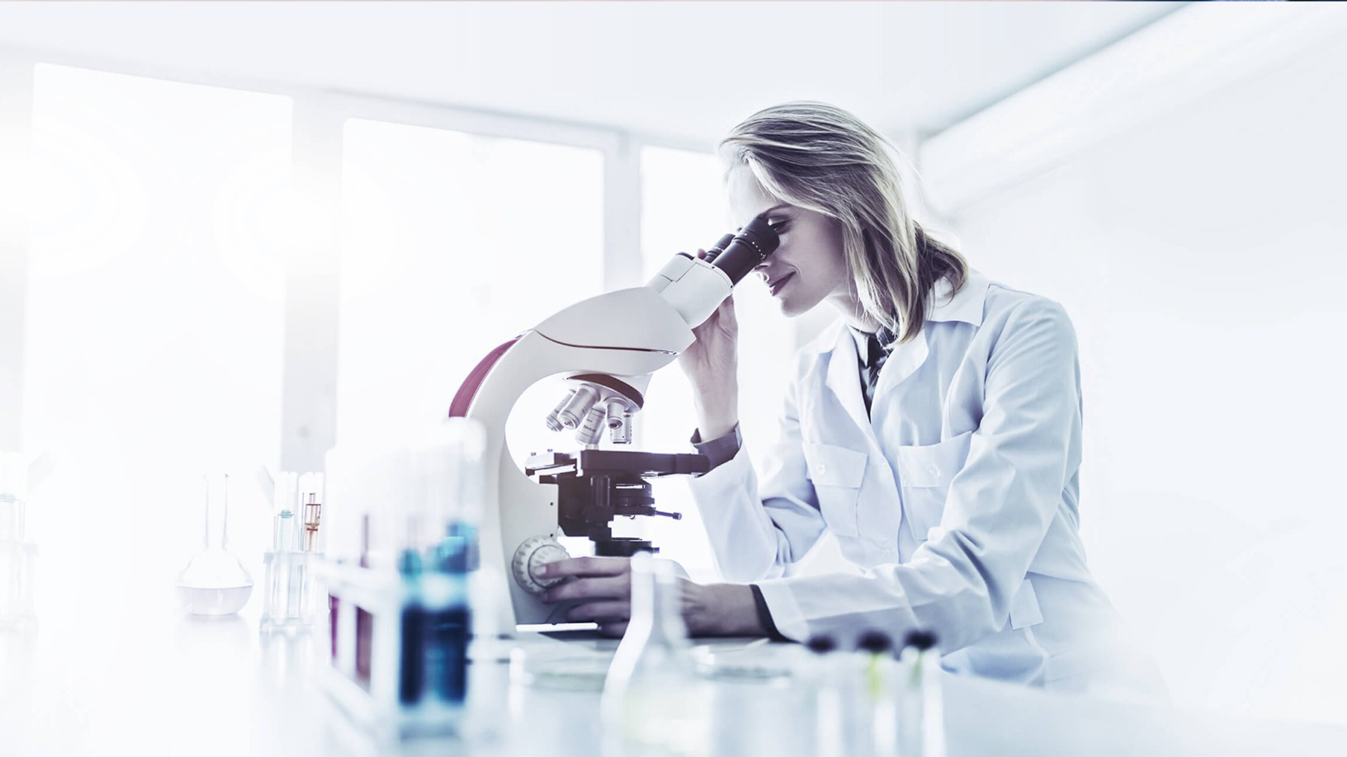 Diferenças entre óptica finita e óptica infinita em microscopia