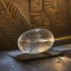 Lente de Nimrud produzida em cristal de rocha na antiga Assíria